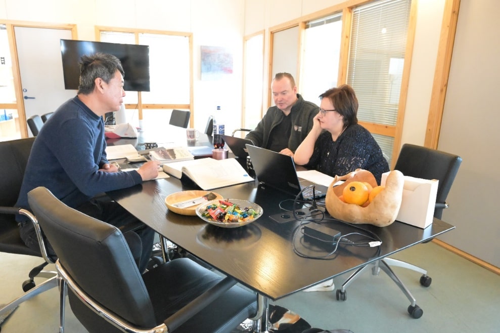 Qu Feng talks with Oscal and Eira at ICR