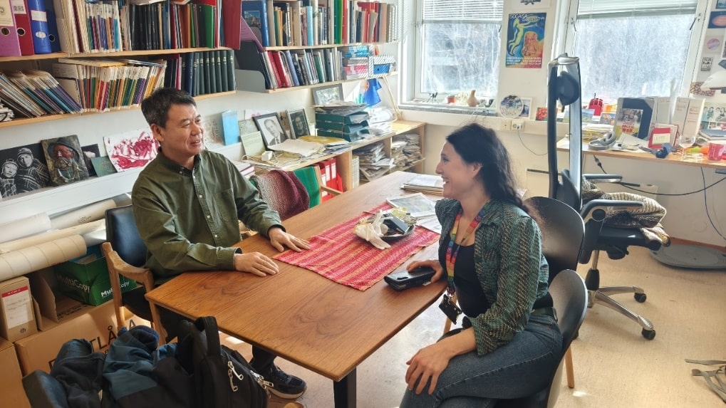Qu Feng talks with Professor Fonneland
