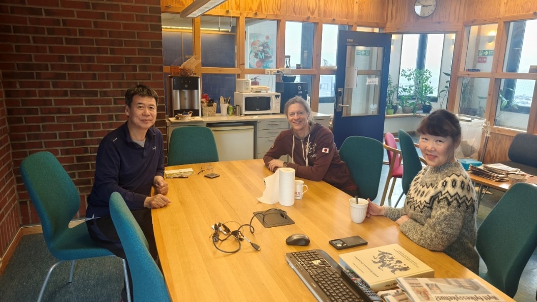 Qu Feng talks with Professor Stammler and Professor Aytalina